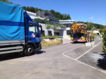 Der blaue Lastwagen hat das Hühnerhaus geliefert, der gelbe Kranwagen wird es über die Dächer heben.  (31.07.2013)